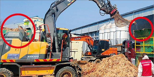 3월 중순 고병원성 조류인플루엔자(AI)가 발생한 충청지역의 한 산란계농장에서 살처분이 진행되고 있다. 왼쪽 렌더링 기계 투입구 주변에는 검은색 가림막이 설치돼 있는 반면 오른쪽에는 설치돼 있지 않아 바람을 따라 잔해물이 흩날리고 있다. 사진은 한 익명의 농가로부터 제공받음.