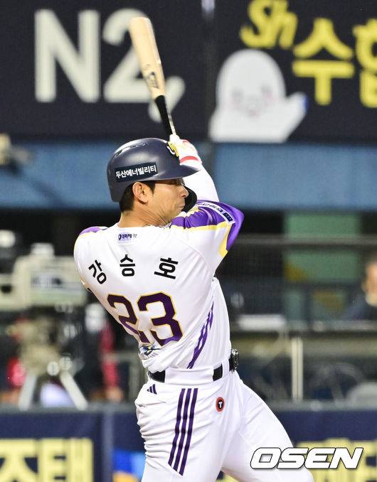 [OSEN=잠실, 박준형 기자]  7일 오후 서울 잠실구장에서 ‘2025 신한 SOL BANK KBO리그’ 두산 베어스와 LG 트윈스의 경기가 진행됐다.이날 경기에서 두산은 잭로그를 LG은 최채흥을 선발투수로 내세웠다.5회말 무사 1,2루 두산 강승호가 1타점 적시 2루타를 날리고 있다    2025.05.07 / soul1014@osen.co.kr