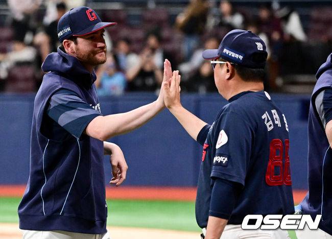 [OSEN=고척, 조은정 기자]프로야구 롯데 자이언츠가 화끈한 타격을 앞세워 주중 3연전 첫 경기를 승리로 장식했다.&nbsp;롯데는 29일 서울 고척스카이돔에서 열린 ‘2025 신한은행 SOL Bank KBO리그’ 키움 히어로즈와의 경기에서 9-3으로 승리했다.&nbsp;롯데 반즈가 김태형 감독과 승리를 기뻐하고 있다. 2025.04.29 /cej@osen.co.kr