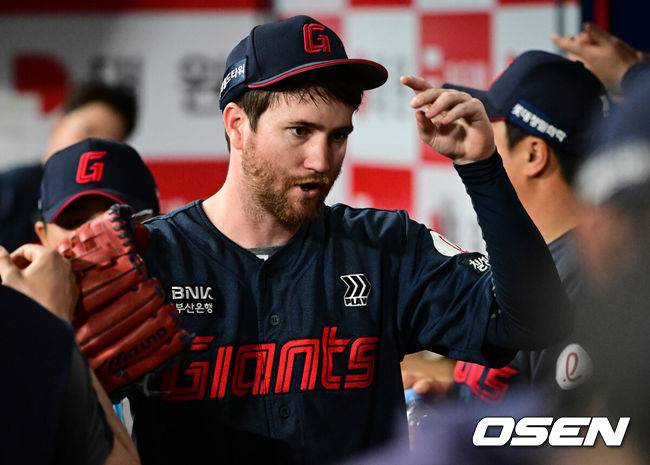 [OSEN=고척, 조은정 기자]29일 오후 서울 고척스카이돔에서 ‘2025 신한 SOL BANK KBO리그’  키움 히어로즈와 롯데 자이언츠의 경기가 진행됐다.이날 경기에서 키움은 김윤하를, 롯데는 반즈를 선발투수로 내세웠다.7회말 이닝을 마친 롯데 선발 반즈가 더그아웃에서 환영을 받고 있다. 2025.04.29 /cej@osen.co.kr