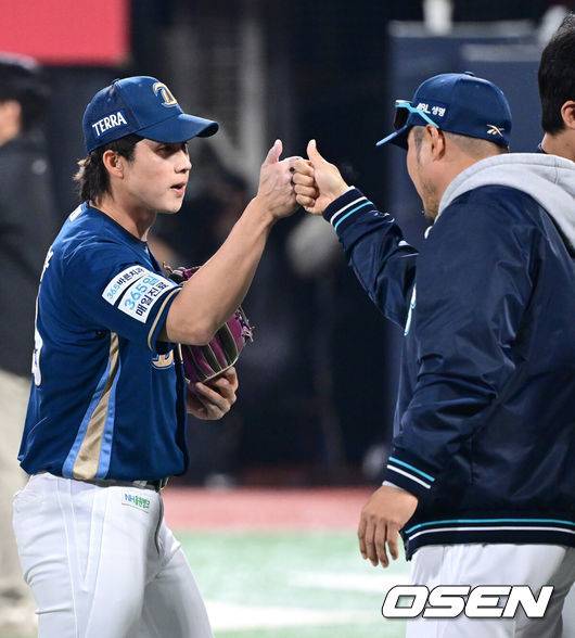 [OSEN=수원, 최규한 기자] 7일 경기도 수원 KT위즈파크에서 열린 ‘2025 신한 SOL Bank KBO리그’ KT 위즈와 NC 다이노스의 경기, 방문팀 NC가 12-2로 대승을 거두며 파죽의 5연승을 달렸다.NC 선발 목지훈은 프로 데뷔 첫 승을 신고했고 개인 한 경기 최다 타점을 올린 천재환을 비롯한&nbsp;타자들이&nbsp;고른 활약을 펼치며 화력 지원에 나섰다. 반면 KT는 3연패의 늪에 빠졌다.경기를 마치고 NC 이호준 감독과 천재환이 인사를 나누고 있다. 2025.05.07 / dreamer@osen.co.kr