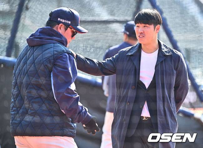 [OSEN=부산, 이석우 기자] 9일 부산 사직야구장에서 2025 신한 SOL 뱅크 KBO 리그 롯데 자이언츠와 KIA 타이거즈의 시범경기가 열린다. 전날 롯데는 KIA에 4-3으로 역전승했다.신본기 부산MBC 라디오 야구 해설위원이 롯데를 찾아 얘기하고 있다. 2025.03.09 /