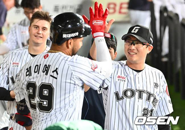 [OSEN=대구, 이석우 기자] 18일 대구삼성라이온즈파크에서 2025 신한 SOL 뱅크 KBO 리그 삼성 라이온즈와 롯데 자이언츠의 경기가 열렸다. 홈팀 삼성은 이승현이, 방문팀 롯데는 데이비슨이 선발 출전했다. 롯데 자이언츠 레이예스가 5회초 2사 2루 좌월 2점 홈런을 치고 박세웅의 축하를 받고 있다. 2025.04.18 / foto0307@osen.co.kr