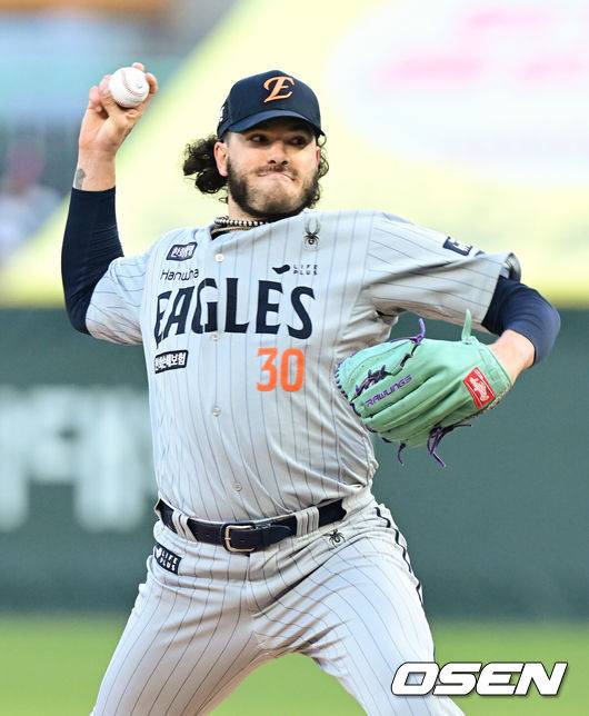 [OSEN=인천, 김성락 기자] 15일 오후 SSG 랜더스 필드에서 ‘2025 신한 SOL BANK KBO리그’ SSG 랜더스와 한화 이글스의 경기가 열렸다.이날 SSG는 앤더슨을, 한화는 폰세를 선발투수로 내세웠다. 1회말 한화 선발 폰세가 마운드에 올라 힘차게 공을 뿌리고 있다. 2025.04.15 / ksl0919@osen.co.kr