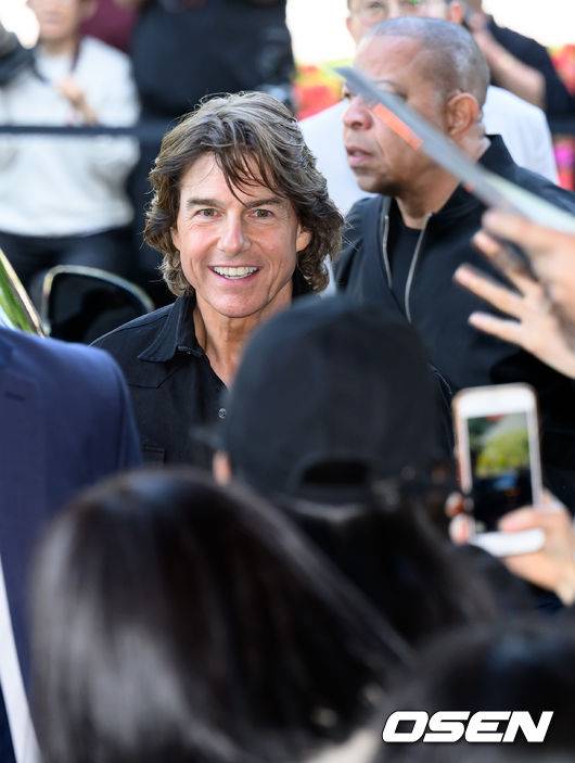 한국팬 열정에 환한 미소