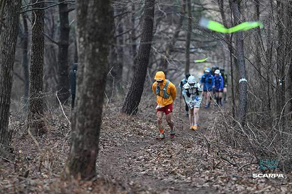 오르막을 오르는 참가자들. 궂은 날씨에도 묵묵히 오른다.