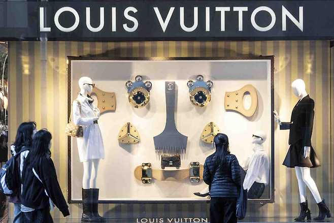 지난달 15일 서울 시내의 한 백화점 루이비통 매장 앞으로 시민이 지나가고 있다. 뉴시스