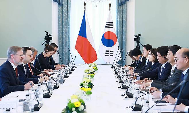 안덕근 산업통상자원부 장관을 비롯한 정부 특사단이 7일(현지시간) 체코 프라하의 체코 총리실에서 페트르 피알라 체코 총리를 비롯한 관계자들을 만나 간담회를 열고 있다. 산업통상자원부 제공