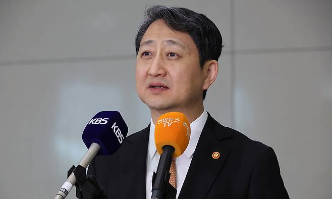 안덕근 산업통상자원부 장관이 8일 인천국제공항 2터미널을 통해 귀국하며 체코 법원에 의해 제동이 걸린 두코바니 신규 원전 2기 건설 사업과 관련해 인터뷰하고 있다. 연합뉴스