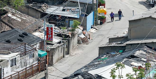 서울의 마지막 달동네인 백사마을 철거작업이 시작된 8일 서울 노원구 백사마을에서 주민들이 길을 걷고 있다.