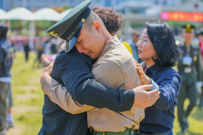 어버이날인 8일 해병대 교육훈련단에서 거행된 해병대 신병 1316기 수료식에서 신병들이 가족들과 반갑게 재회하고 있다.&nbsp;