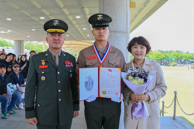 어버이날인 8일 해병대 교육훈련단에서 거행된 해병대 신병 1316기 수료식에서 가장 우수한 성적으로 수료한 황준석(가운데) 이병이 상장을 받고 기념사진을 촬영하고 있다.