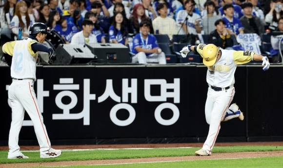 한화 이글스 문현빈(오른쪽)이 7일 대전 한화생명볼파크에서 열린 2025 KBO리그 정규시즌 삼성 라이온즈와의 홈 경기에서 1점 홈런을 친 뒤 3루를 돌며 김재걸 주루 코치와 독수리 세리머니를 펼치고 있다. 대전 연합뉴스