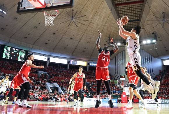 창원 LG 칼 타마요(오른쪽)가 7일 서울 잠실학생체육관에서 열린 2024~25 프로농구 챔피언결정전 2차전 서울 SK와의 원정 경기에서 자밀 워니를 앞에 두고 슛을 시도하고 있다. 연합뉴스