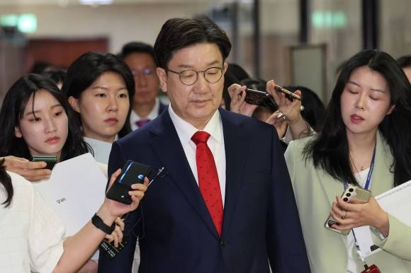 권성동 국민의힘 원내대표가 8일 오전 서울 여의도 국회에서 비상대책위원회의에 참석하기 위해 이동하고 있다. 뉴시스