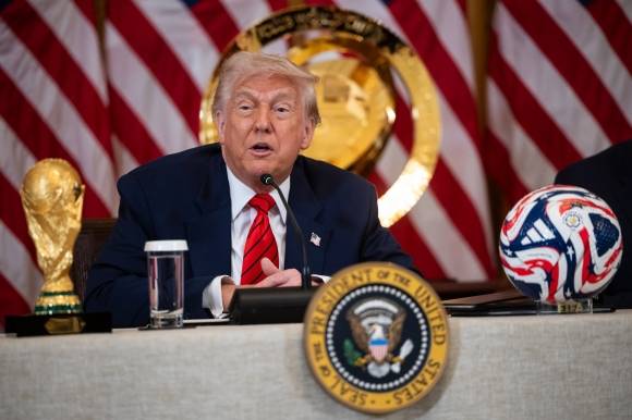 도널드 트럼프 미국 대통령이 2025년 5월 6일 미국 워싱턴 DC 백악관 이스트룸에서 열린 2026 FIFA 월드컵 관련 백악관 태스크포스 회의에서 연설하고 있다. EPA 연합뉴스