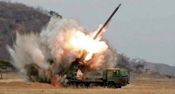 북한의 KN-09 대구경 다연장 로켓 시스템 자료사진