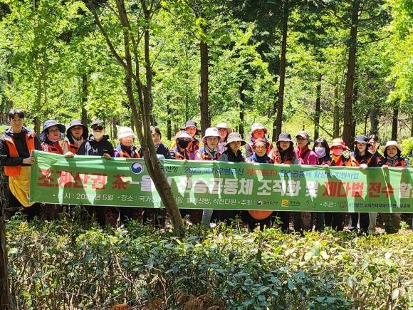 순천시 외서면에 있는 휴휴산방 차밭에서 ‘차·울력 전수 활동’을 마무리 한 전남소비자교육 순천지회 회원 등이 기념사진을 찍고 있다.