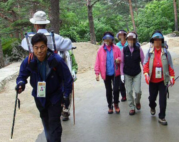 8일 서울 용산구 백범김구기념관에서 열린 ‘2025년 어버이날 기념식’에서 대통령 표창을 받은 이군익(60) 씨가 2006년 6월, 당시 92세였던 아버지를 지게에 태우고 금강산을 오르고 있다.  이군익 씨 제공