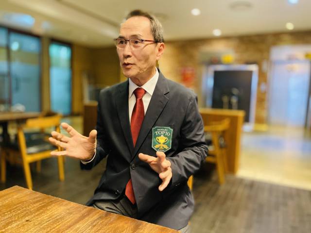 인터뷰하고 있는 유협 전 SBS 아나운서.