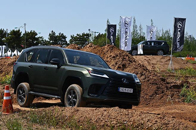 렉서스 LX 700h로 진행된 오프로드 동승 체험. 사진 김학수 기자