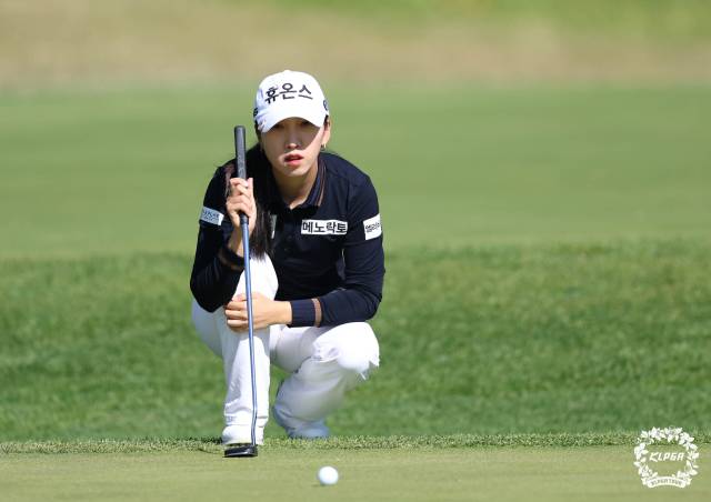 그린을 읽고 있는 김소이. 사진 제공=KLPGA