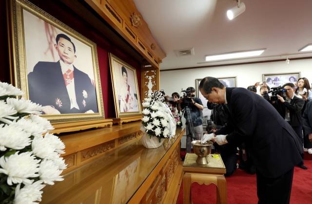 한덕수 무소속 대선 예비후보가 8일 경북 구미시 박정희 전 대통령 생가를 찾아 분향하고 있다. 연합뉴스