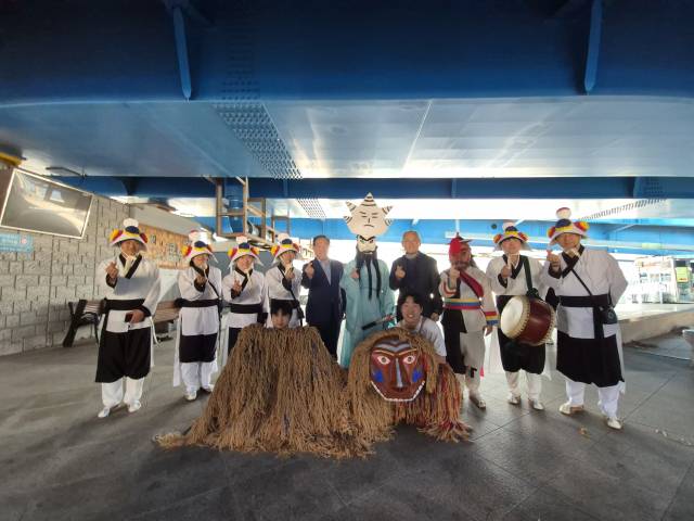 유인촌(뒷줄 오른쪽 네 번째) 문화체육관광부 장관이 7일 속초시 아바이마을에서 ‘속초 사자놀이’ 공연단과 기념 촬영을 하고 있다. 연합뉴스