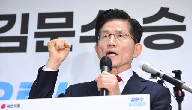 김문수 국민의힘 대선 후보가 8일 서울 여의도 캠프 사무실에서 긴급 기자회견을 열고 ‘당 지도부의 강압 단일화 중단’을 촉구하고 있다. 오승현 기자