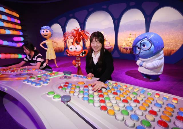 7일 '문도 픽사: 픽사, 상상의 세계로' 전시 언론 공개 행사에서 관계자들이 애니메이션 '인사이드 아웃' 전시물을 체험하고 있다. 연합뉴스