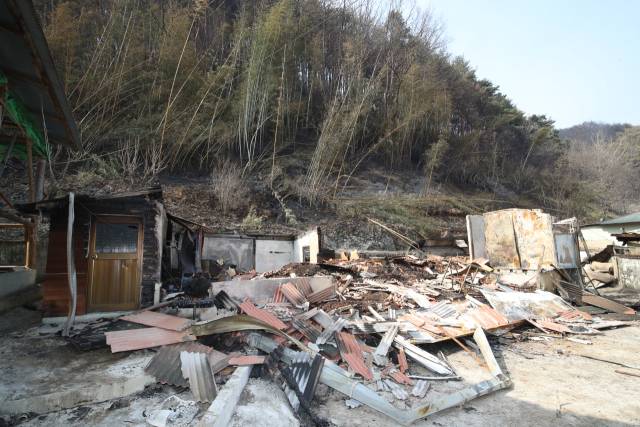 경남 산청군 시천면 중태마을의 한 민가가 불에 탄 모습. 박종완 기자