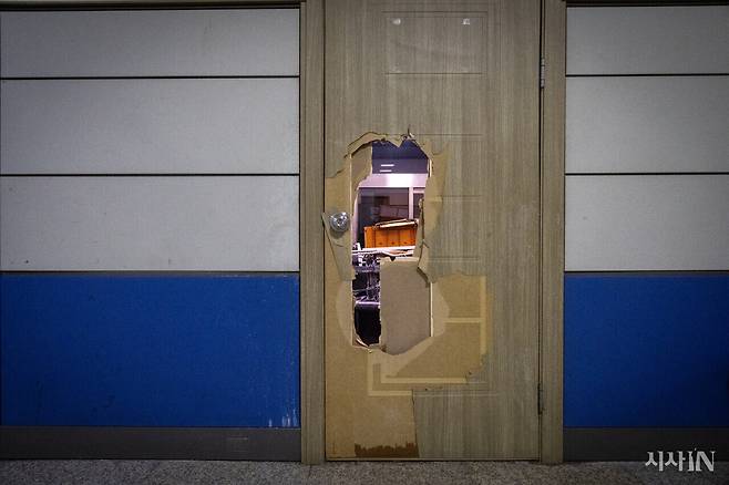 계엄군의 난입으로 부서진 국회 내부 출입문. ⓒ시사IN 박미소