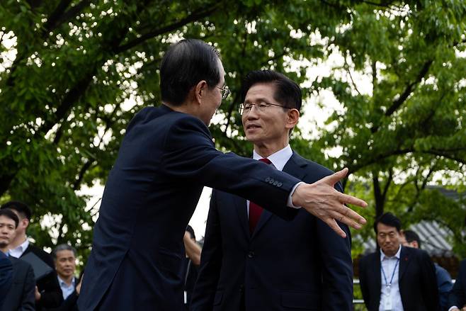 5월8일 오후 국민의힘 김문수 대선 후보와 한덕수 예비후보가 국회 사랑재 카페에서 공개회동을 마친 후 인사를 나누고 있다. ⓒ시사IN 신선영