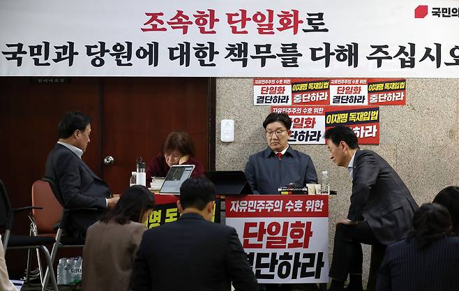 김문수 국민의힘 대선후보와 한덕수 무소속 대선 예비후보 간 단일화를 촉구하는 단식 농성 중인 권성동 국민의힘 원내대표가 5월8일 서울 여의도 국회 원내대표실 앞에서 두 후보의 단일화 관련 회동 중계를 보고 있다. ⓒ공동취재