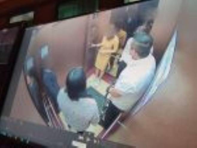 지난 2023년 5월 세계평화통일가정연합(舊 통일교, 이하 가정연합) 세계본부장을 지낸 윤아무개씨 지시로 세계본부 및 임의단체와 관련한 자료 일부를 파기하는 모습 ⓒ시사저널&nbsp;