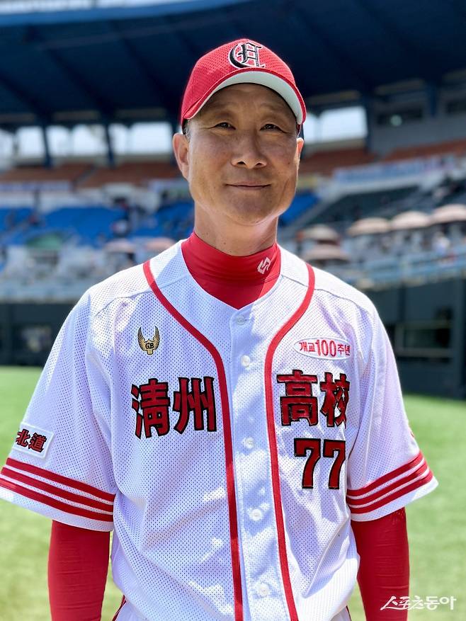 김인철 청주고 감독이 8일 목동구장에서 열린 제79회 황금사자기 전국고교야구대회 겸 주말리그 왕중왕전(동아일보사·스포츠동아·대한야구소프트볼협회 공동주최) 2회전에서 배재고를 6-5로 꺾고 16강 진출을 확정한 뒤 스포츠동아와 인터뷰하고 있다. 목동｜김현세 기자 kkachi@donga.com