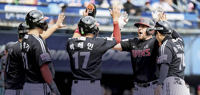 LG 오스틴(오른쪽에서 두번째)이 지난 6일 서울 잠실야구장에서 열린 두산과의 경기에서 3점 홈런을 친 뒤 동료들과 하이파이브를 하고 있다. 연합뉴스