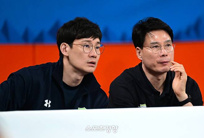 현대건설에 새로 합류한 이선규 코치(왼쪽)가 7일(현지시각) 튀르키예 이스탄불에서 열린 2025 KOVO 외국인 선수 트라이아웃에서 강성형 감독과 선수들을 분석하고 있다. KOVO 제공