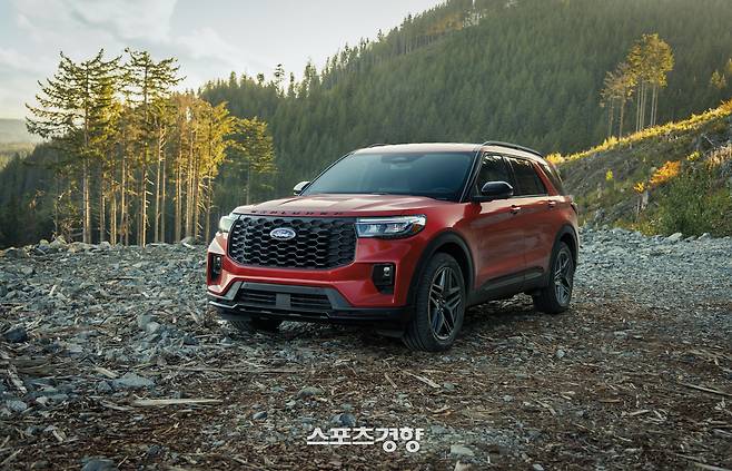포드 더 뉴 포드 익스플로러.  온오프로드 모두에 대응 가능한 SUV로, 전 세계에서 검증받은 상품성을 지니고 있다. 6세대 페이스리프트된 모델로 지난해 국내 입성했다.