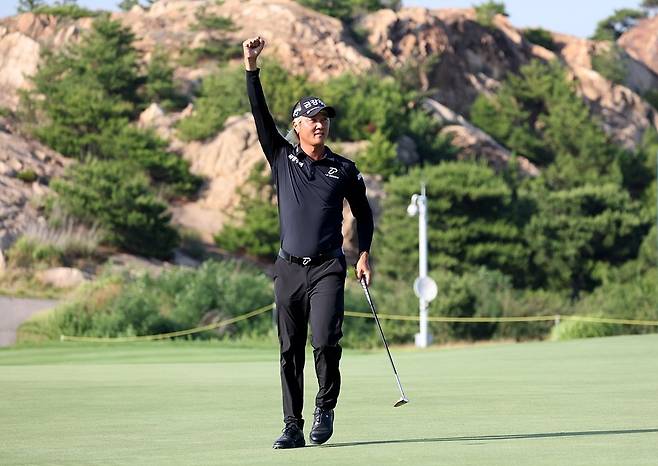 허인회가 지난해 6월 30일 열린 KPGA 투어 비즈플레이·원더클럽오픈 최종 라운드에서 우승을 결정짓는 퍼트를 성공시킨 뒤 주먹을 불끈 쥐며 들어올리고 있다. KPGA 제공