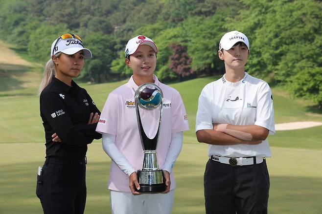 대니엘 강과 김효주, 박성현(왼쪽부터)이 8일 경기 고양시 뉴코리아 컨트리클럽에서 열린 아람코 코리아 챔피언십 포토콜 행사에서 포즈를 취하고 있다. 연합뉴스