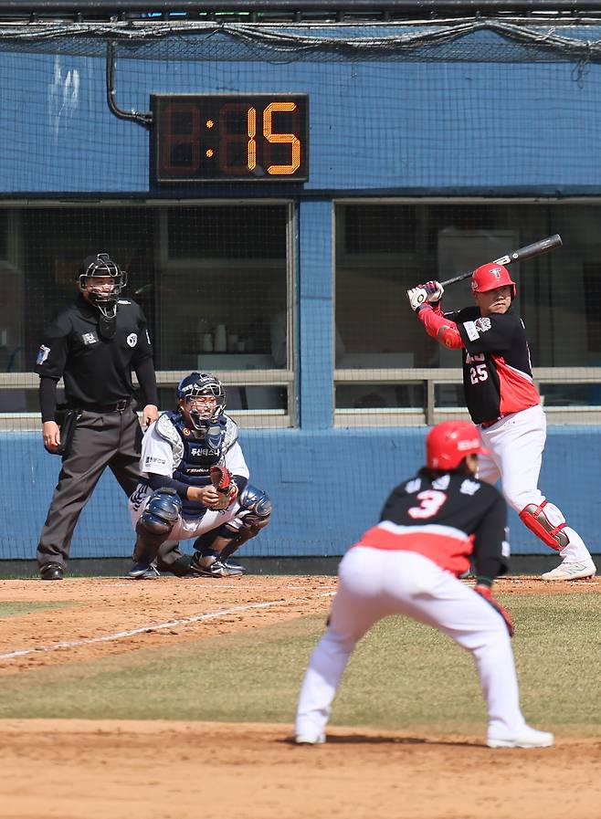KBO리그는 2025시즌부터 투수와 타자의 준비 동작에 시간제한을 하는 피치클록을 정식 도입했다. 사진은 피치클록이 적용되는 모습. 연합뉴스