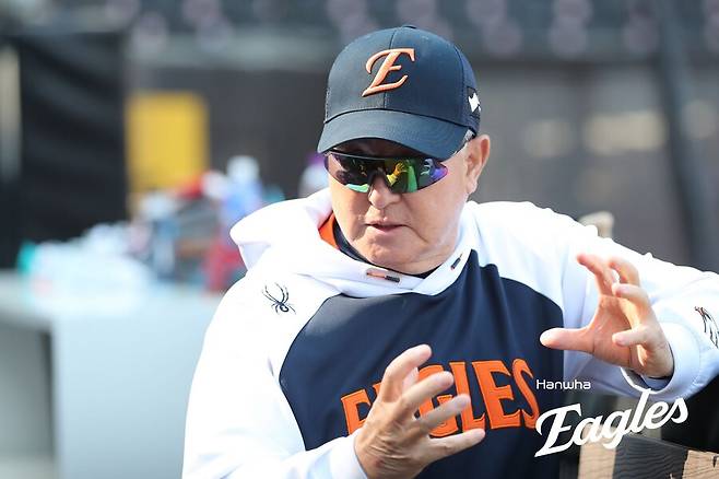 ▲ 김경문 감독은 격려와 채찍을 적절한 타이밍에 번갈아가며 꺼내들며 선수단의 달라진 분위기를 이끌고 있다 ⓒ한화이글스