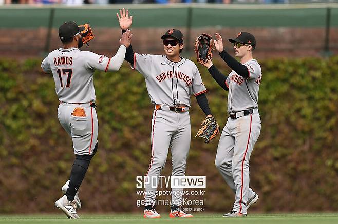 ▲ 하이파이브 하는 이정후. 이정후는 8일(한국시간) 미국 일리노이주 시카고 리글리필드에서 열린 2025 메이저리그 시카고 컵스와 경기에 선발 출전해 5타수 무안타로 경기를 마쳤다.