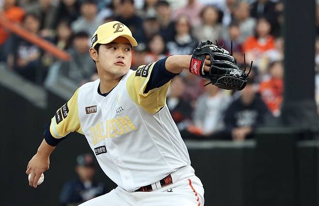 ▲ 올 시즌 위력적인 구위는 물론 완급 조절 능력까지 깨우쳐가며 순항하고 있는 문동주 ⓒ연합뉴스