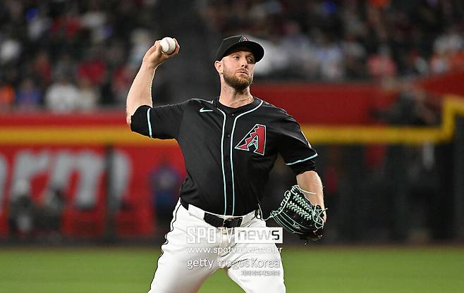 ▲ 애리조나 선발 메릴 켈리는 8일 미국 애리조나주 피닉스 체이스 필드에서 열린 2025 메이저리그 뉴욕 메츠와 경기에 선발 등판해 6.1이닝 6피안타(1피홈런) 6탈삼진 3실점을 기록했다.