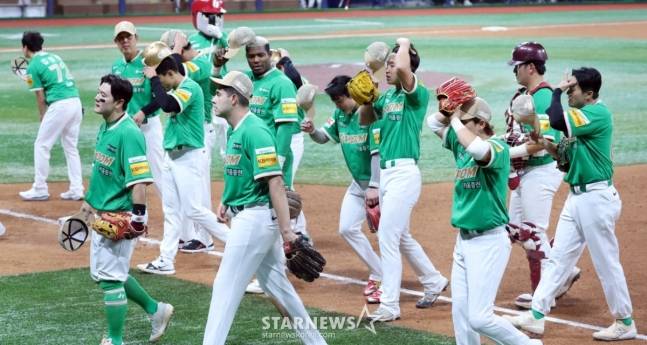 키움 선수들이 7일 고척 KIA전에서 역전승을 거둔 뒤 팬들에게 인사하고 있다. /사진=강영조 선임기자