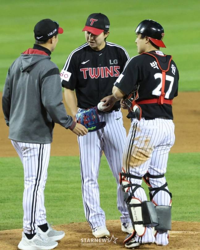 2025 신한 SOL Bank KBO리그 두산 베어스 대 LG 트윈스 경기가 7일 잠실야구장에서 열렸다.  LG 선발 최채흥(가운데)이 5회말 교체되고 있다. /사진=김진경 대기자