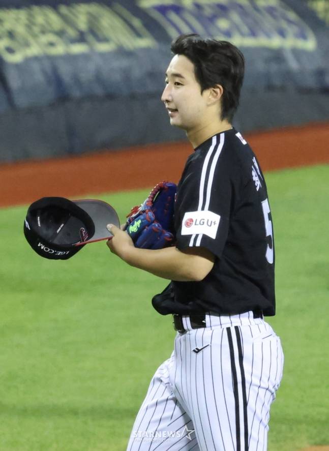 2025 신한 SOL Bank KBO리그 두산 베어스 대 LG 트윈스 경기가 7일 잠실야구장에서 열렸다.  LG 선발 최채흥이 5회말 교체되고 있다. /사진=김진경 대기자