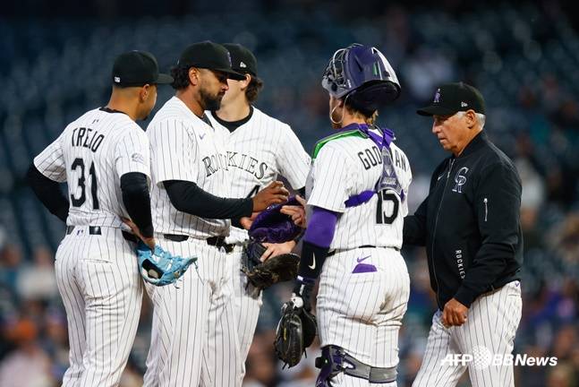 버드 블랙 콜로라도 감독(맨 오른쪽)이 투수 저먼 마르케즈(왼쪽 2번째)를 마운드에서 내리기 위해 올라왔다. /AFPBBNews=뉴스1